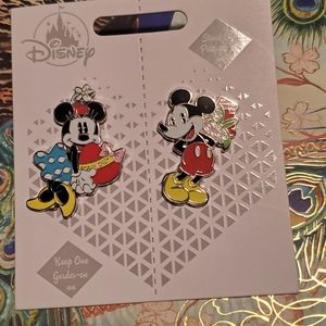 Disney character pins Minnie and Mickey nwt
